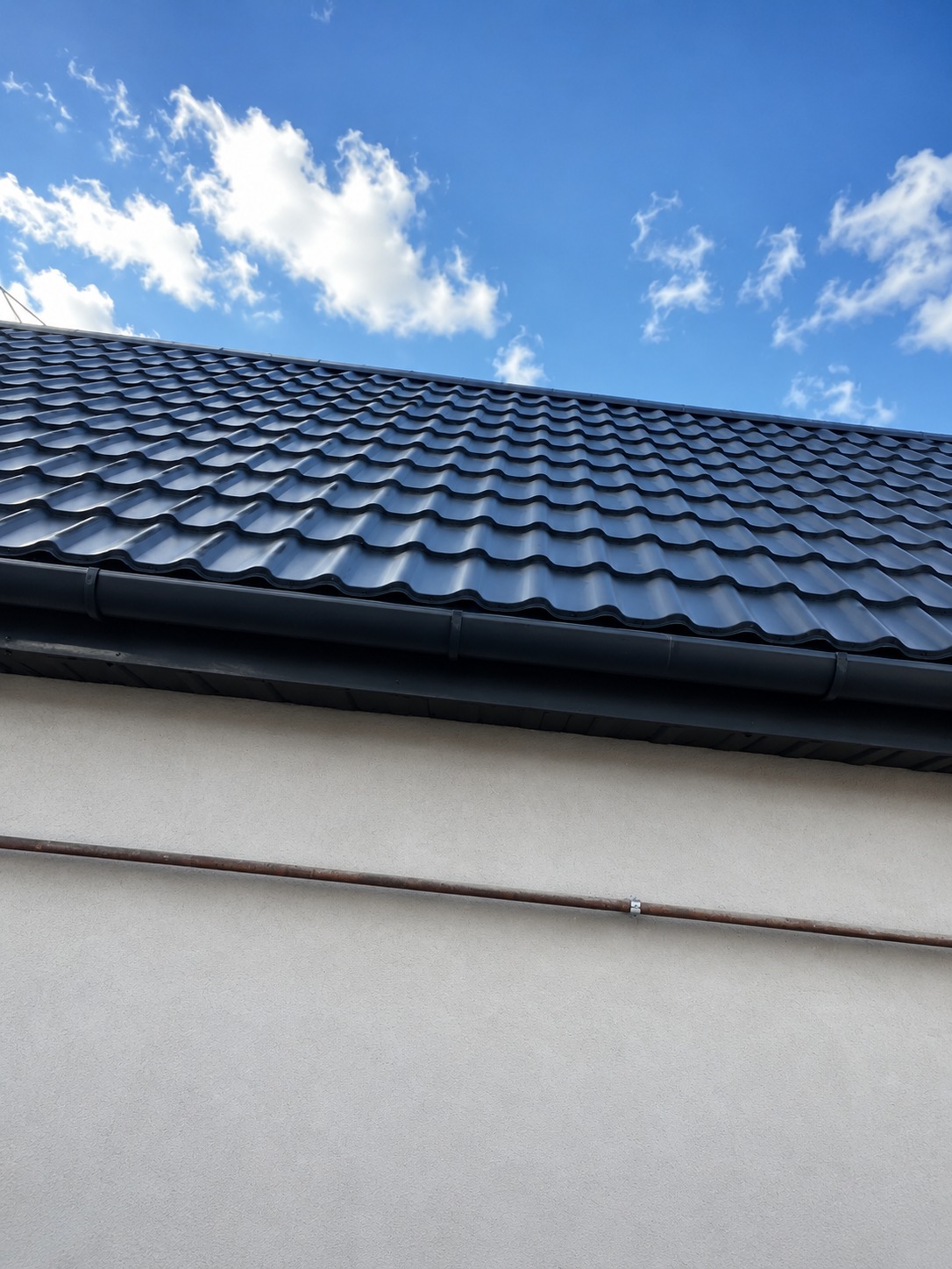 Dachreparatur an undichter Stelle